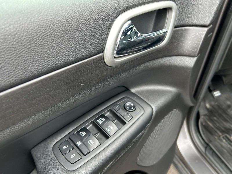 Jeep Grand Cherokee Vehicle Full-screen Gallery Image 23