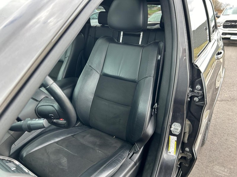 Jeep Grand Cherokee Vehicle Full-screen Gallery Image 24