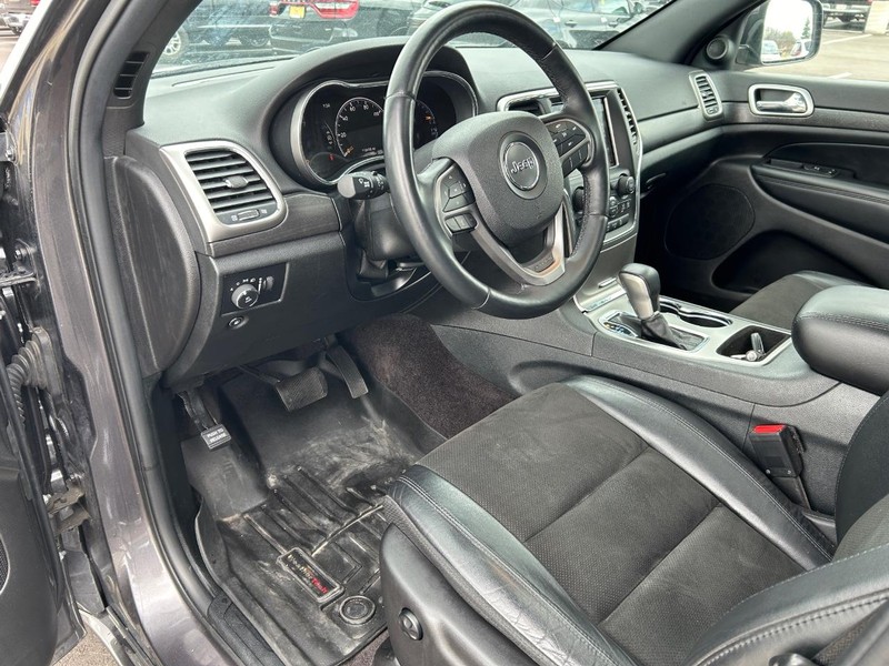 Jeep Grand Cherokee Vehicle Full-screen Gallery Image 25