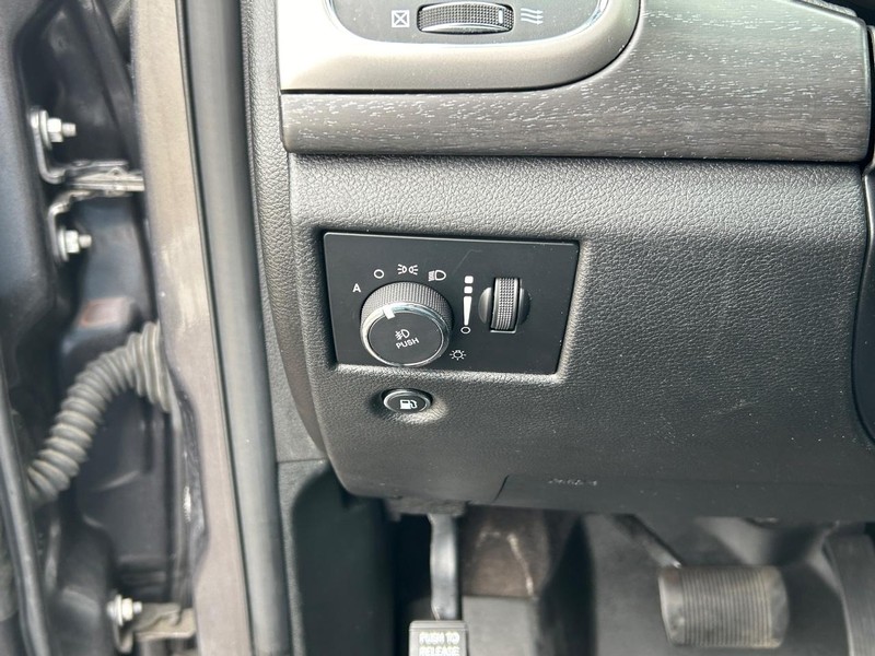 Jeep Grand Cherokee Vehicle Full-screen Gallery Image 29