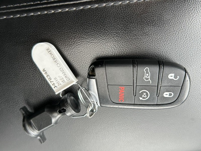 Jeep Grand Cherokee Vehicle Full-screen Gallery Image 32