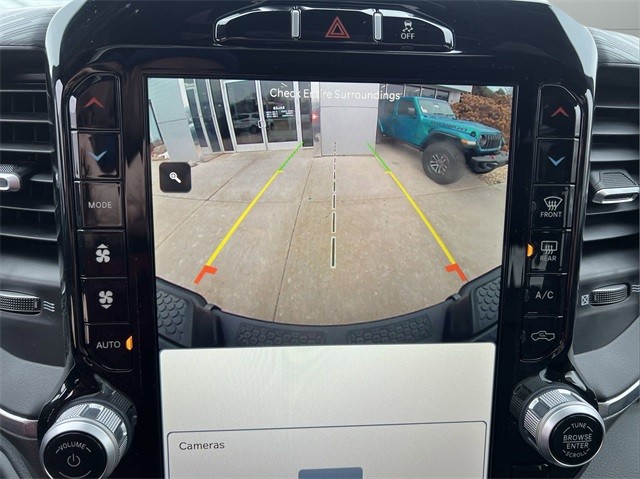 Ram 2500 Vehicle Full-screen Gallery Image 21