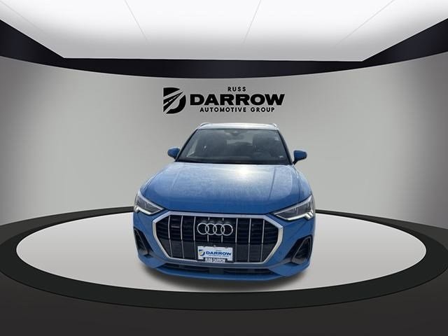 Audi Q3 Vehicle Full-screen Gallery Image 2