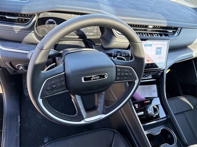 Jeep Grand Cherokee L Vehicle Full-screen Gallery Image 10