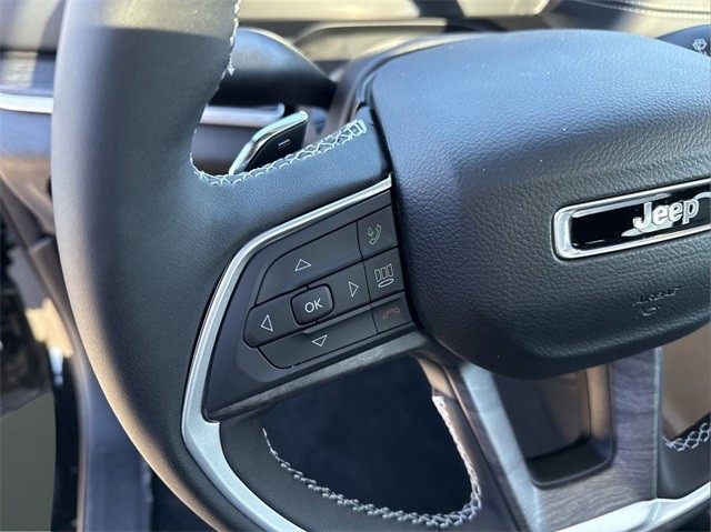 Jeep Grand Cherokee L Vehicle Full-screen Gallery Image 11