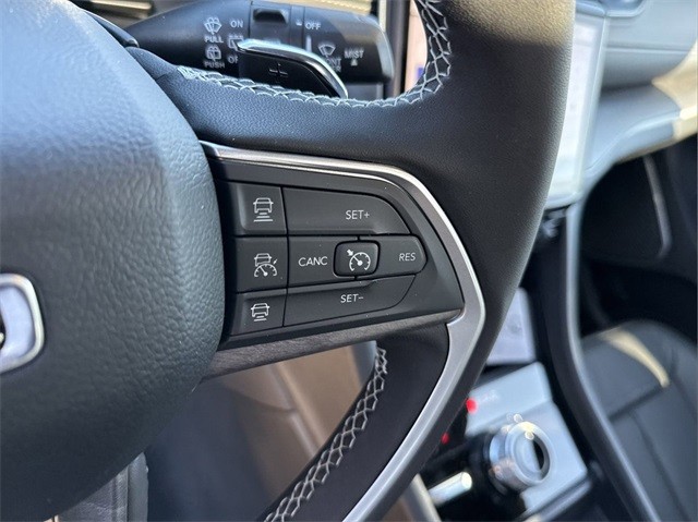 Jeep Grand Cherokee L Vehicle Full-screen Gallery Image 12