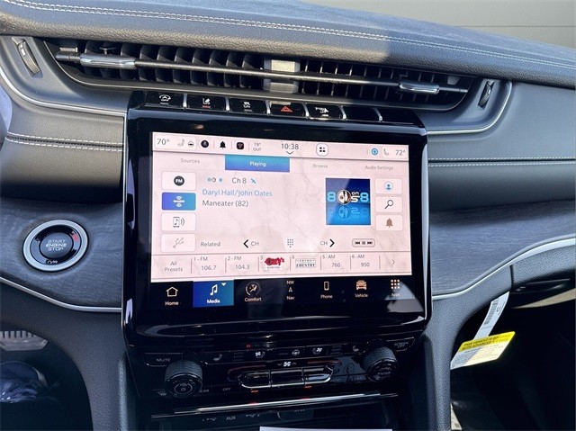 Jeep Grand Cherokee L Vehicle Full-screen Gallery Image 14