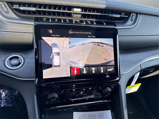 Jeep Grand Cherokee L Vehicle Full-screen Gallery Image 15