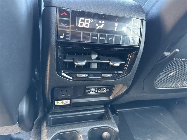 Jeep Grand Cherokee L Vehicle Full-screen Gallery Image 22