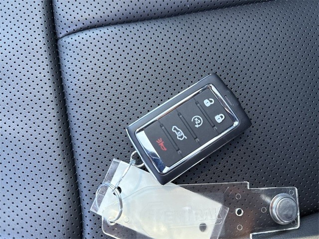 Jeep Grand Cherokee L Vehicle Full-screen Gallery Image 25