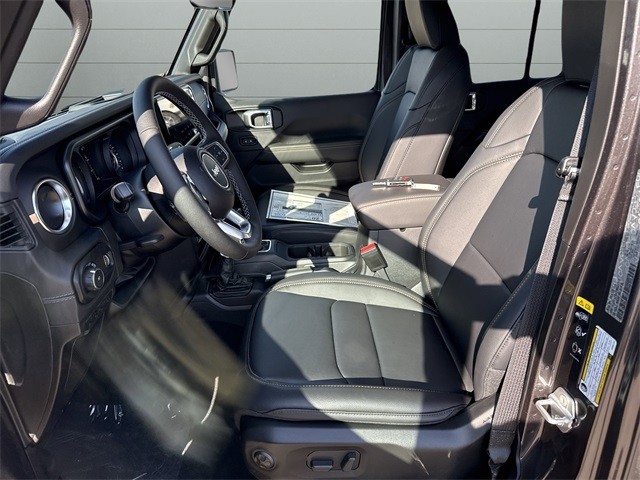 Jeep Wrangler Vehicle Full-screen Gallery Image 8