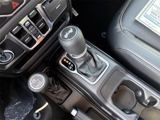 Jeep Wrangler Vehicle Full-screen Gallery Image 16