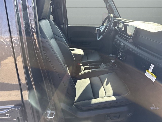 Jeep Wrangler Vehicle Full-screen Gallery Image 17