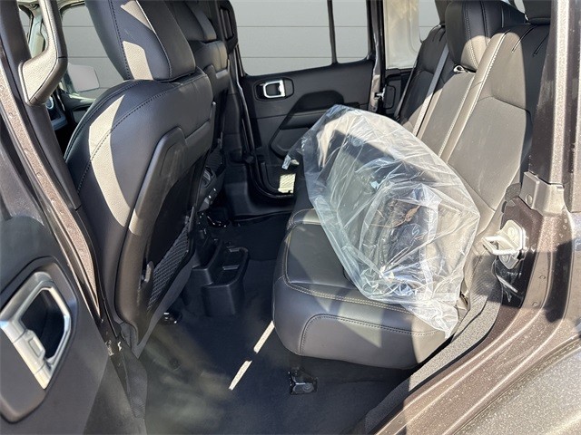 Jeep Wrangler Vehicle Full-screen Gallery Image 18