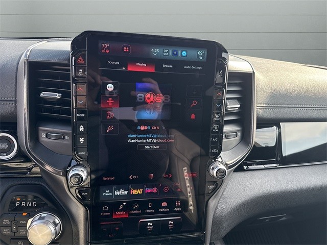 Ram 1500 Vehicle Full-screen Gallery Image 17