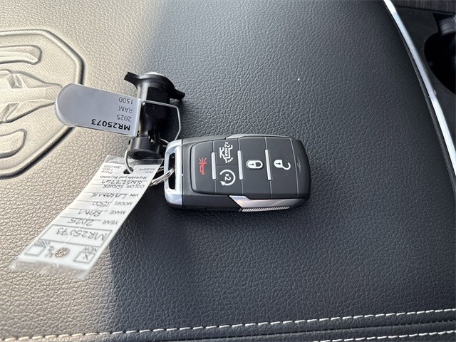 Ram 1500 Vehicle Full-screen Gallery Image 10