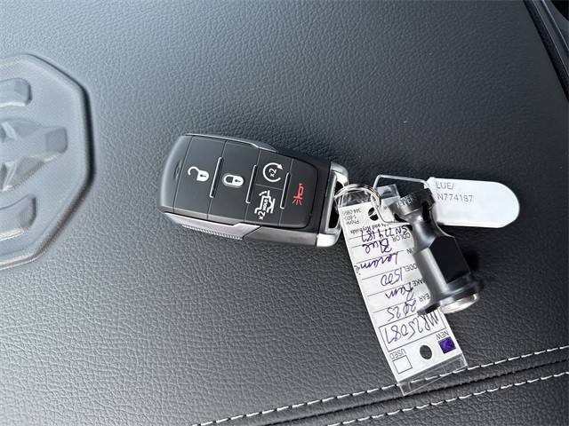 Ram 1500 Vehicle Full-screen Gallery Image 10