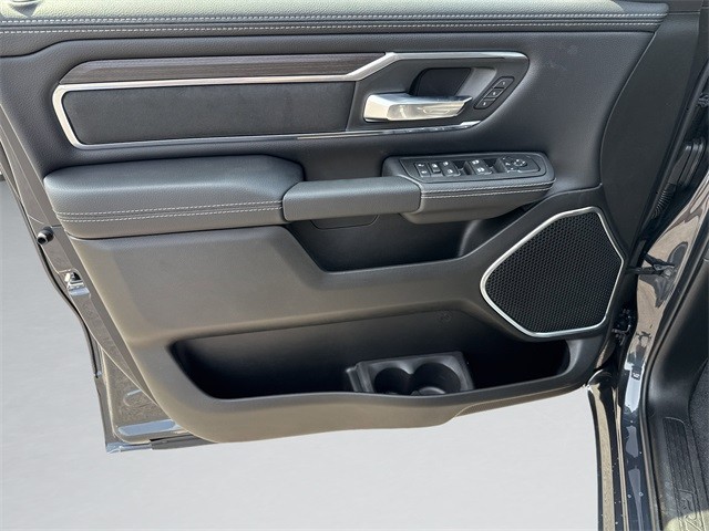 Ram 1500 Vehicle Full-screen Gallery Image 11