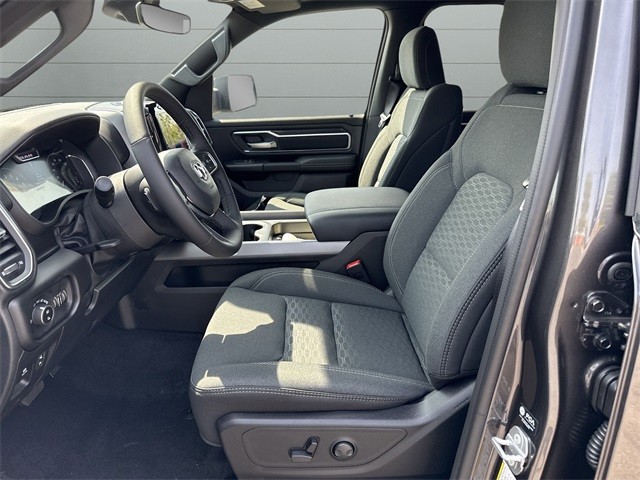 Ram 1500 Vehicle Full-screen Gallery Image 12