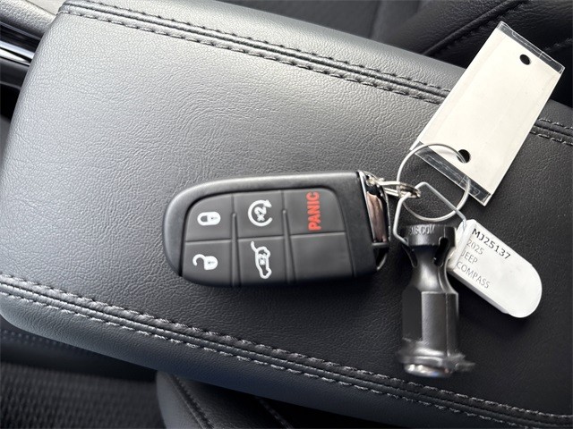 Jeep Compass Vehicle Full-screen Gallery Image 10