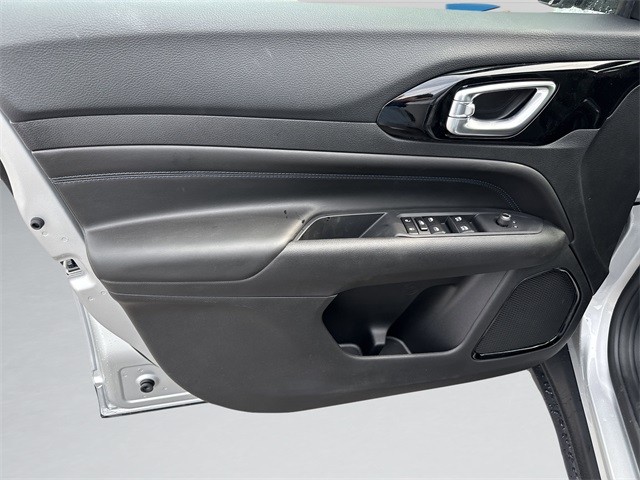 Jeep Compass Vehicle Full-screen Gallery Image 11