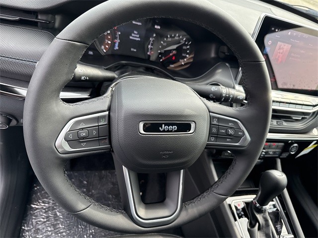 Jeep Compass Vehicle Full-screen Gallery Image 13