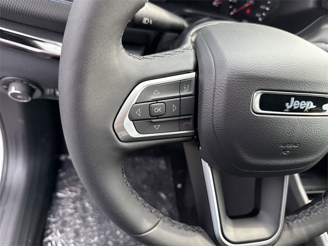 Jeep Compass Vehicle Full-screen Gallery Image 14