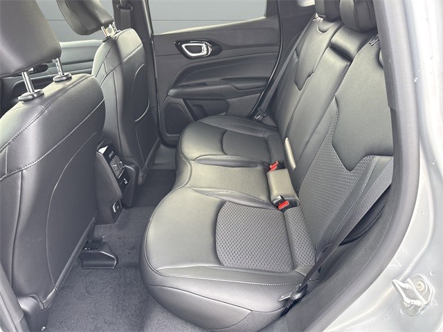 Jeep Compass Vehicle Full-screen Gallery Image 22