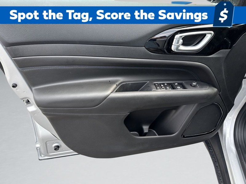 Jeep Compass Vehicle Full-screen Gallery Image 11