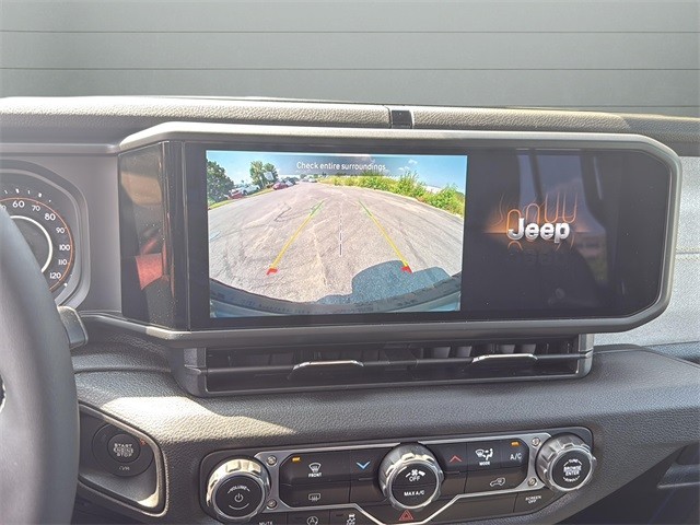 Jeep Wrangler Vehicle Full-screen Gallery Image 13