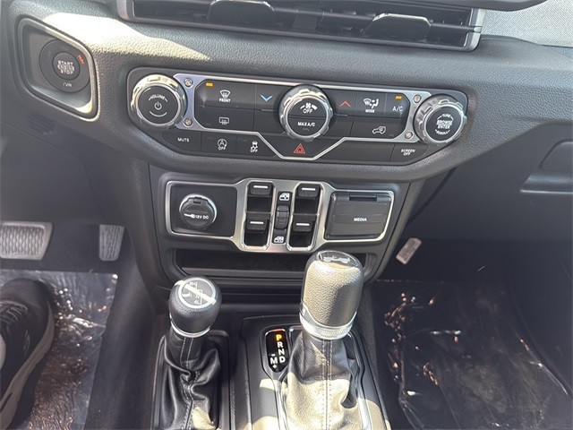 Jeep Wrangler Vehicle Full-screen Gallery Image 15