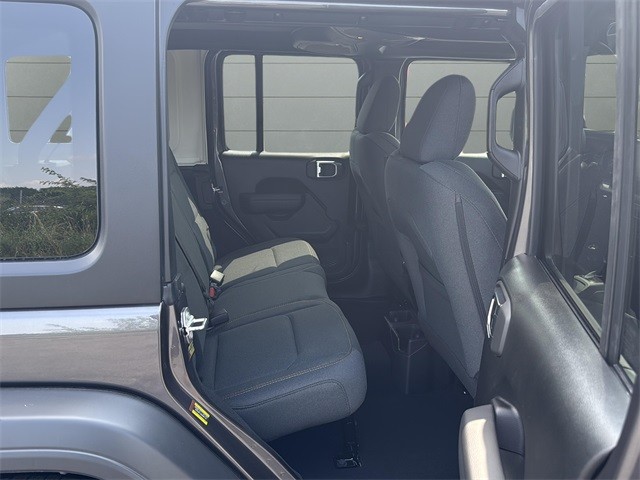 Jeep Wrangler Vehicle Full-screen Gallery Image 22