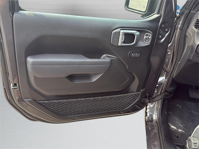 Jeep Wrangler Vehicle Full-screen Gallery Image 25