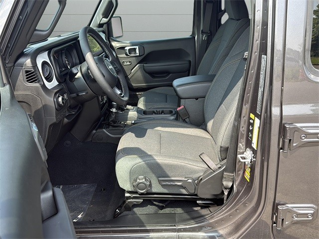 Jeep Wrangler Vehicle Full-screen Gallery Image 26