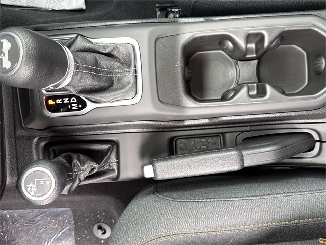 Jeep Wrangler Vehicle Full-screen Gallery Image 26