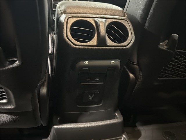 Jeep Wrangler Vehicle Full-screen Gallery Image 20