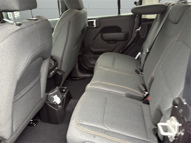 Jeep Wrangler Vehicle Full-screen Gallery Image 17