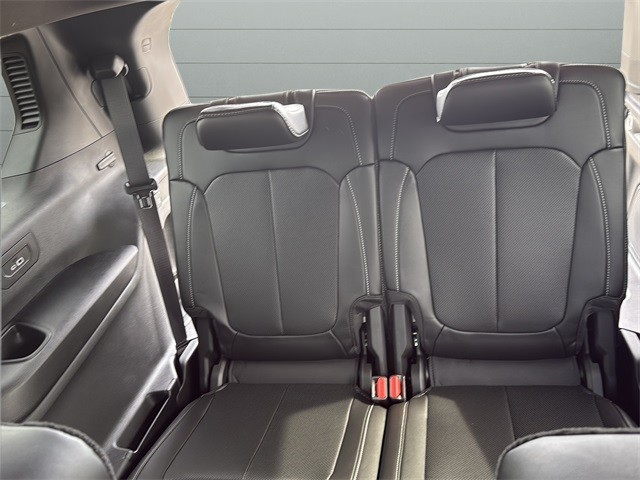 Jeep Grand Cherokee L Vehicle Full-screen Gallery Image 8