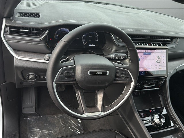 Jeep Grand Cherokee L Vehicle Full-screen Gallery Image 9