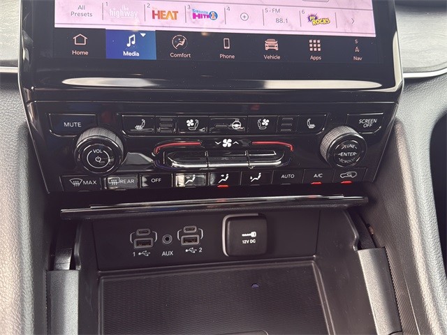 Jeep Grand Cherokee L Vehicle Full-screen Gallery Image 11