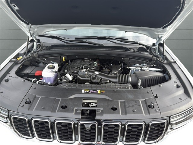Jeep Grand Cherokee L Vehicle Full-screen Gallery Image 13