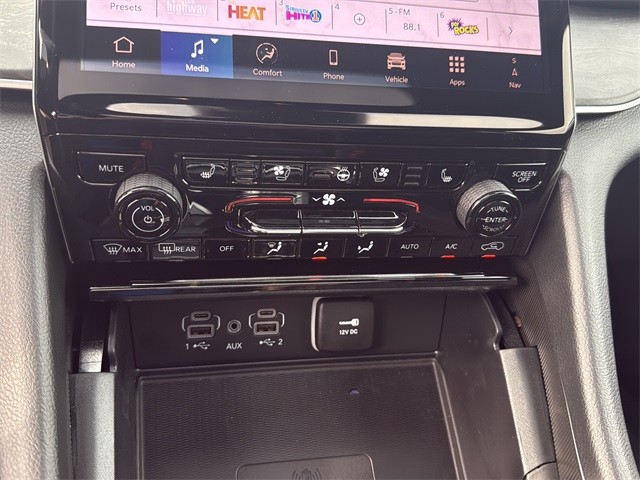 Jeep Grand Cherokee L Vehicle Full-screen Gallery Image 16