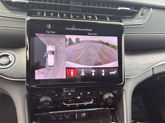 Jeep Grand Cherokee L Vehicle Full-screen Gallery Image 17