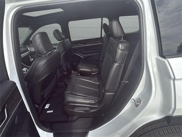 Jeep Grand Cherokee L Vehicle Full-screen Gallery Image 19