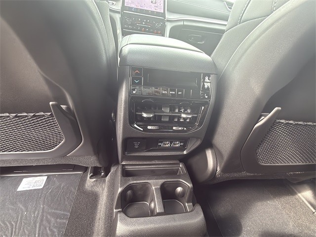 Jeep Grand Cherokee L Vehicle Full-screen Gallery Image 20