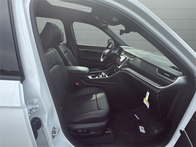 Jeep Grand Cherokee L Vehicle Full-screen Gallery Image 24