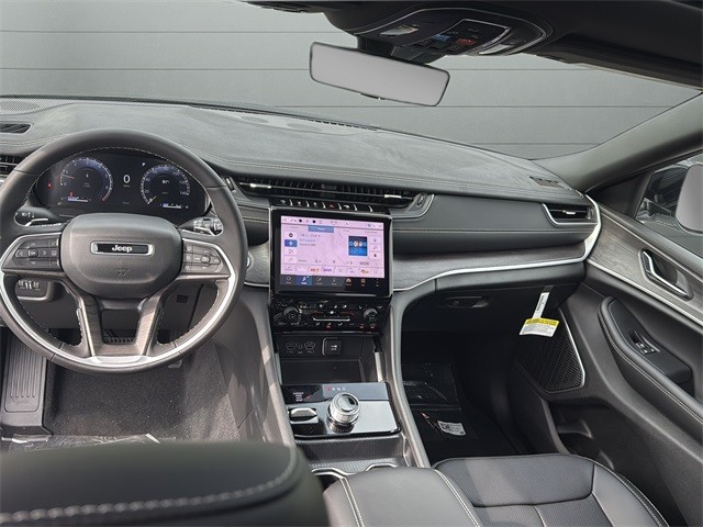 Jeep Grand Cherokee L Vehicle Full-screen Gallery Image 25