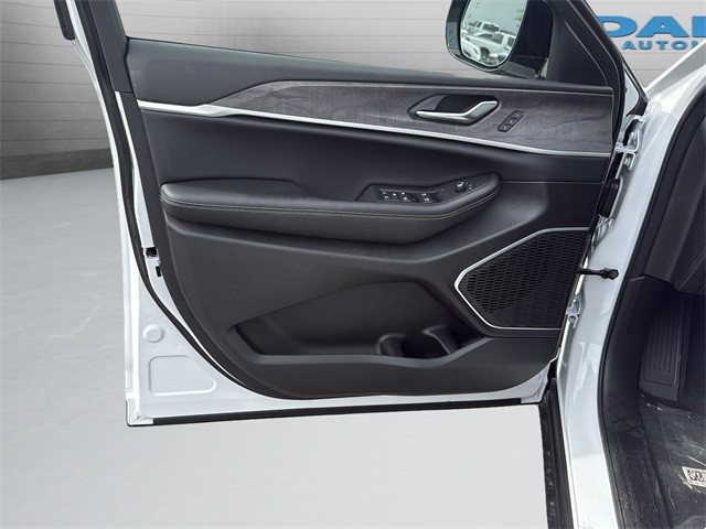 Jeep Grand Cherokee L Vehicle Full-screen Gallery Image 26