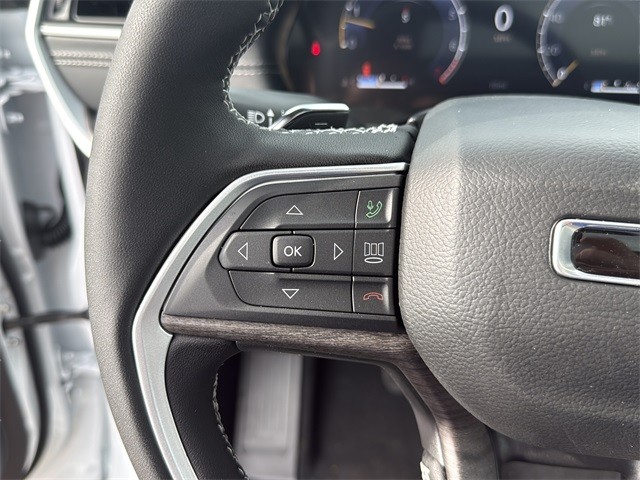 Jeep Grand Cherokee L Vehicle Full-screen Gallery Image 28