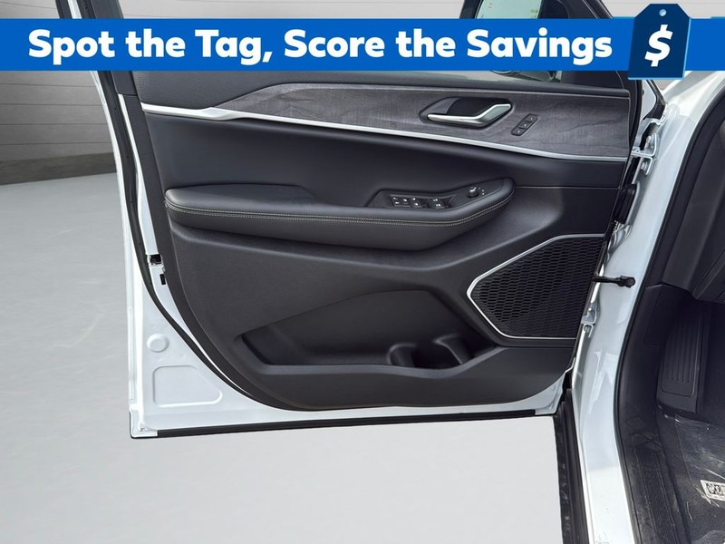 Jeep Grand Cherokee L Vehicle Full-screen Gallery Image 26